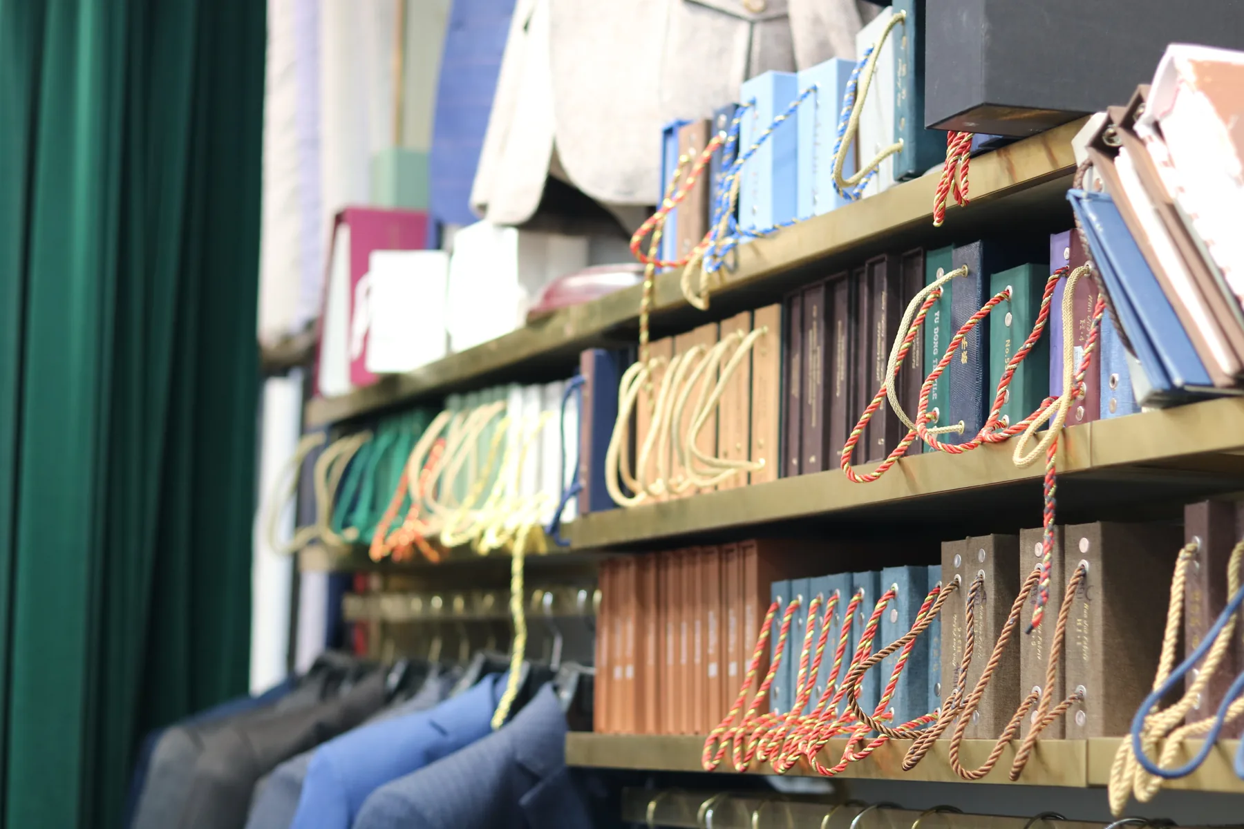 五岳洋服店内定制西装面料样本展示