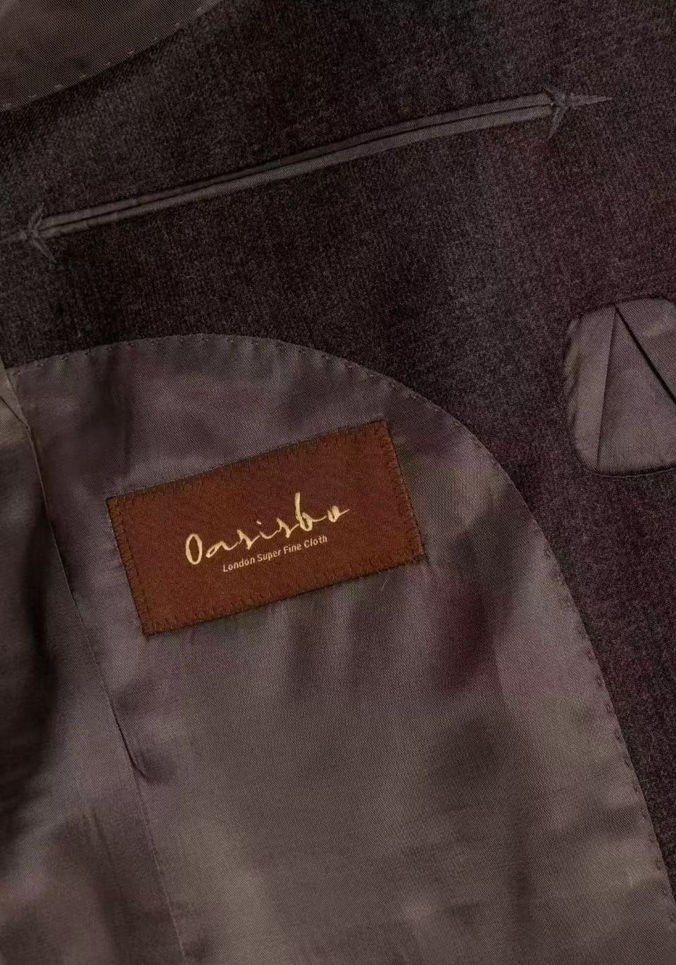 Innenansicht des anthrazitbraunen Sakkos mit Stoffetikett und Brusttasche