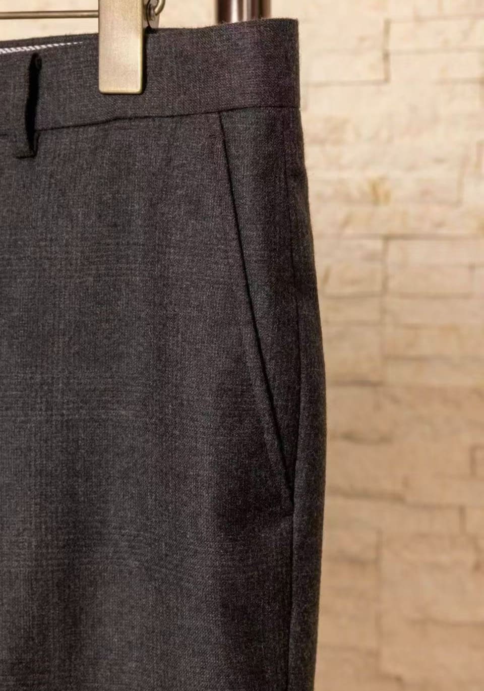 Seitentasche und Bundnaht einer anthrazitbraunen Maßhose im Detail