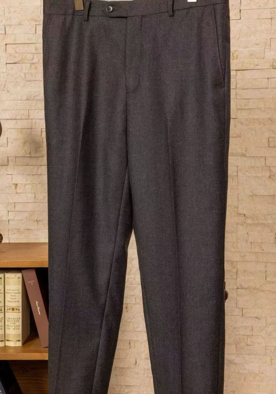 Anthrazitbraune maßgeschneiderte Hose mit gerader, klarer Silhouette