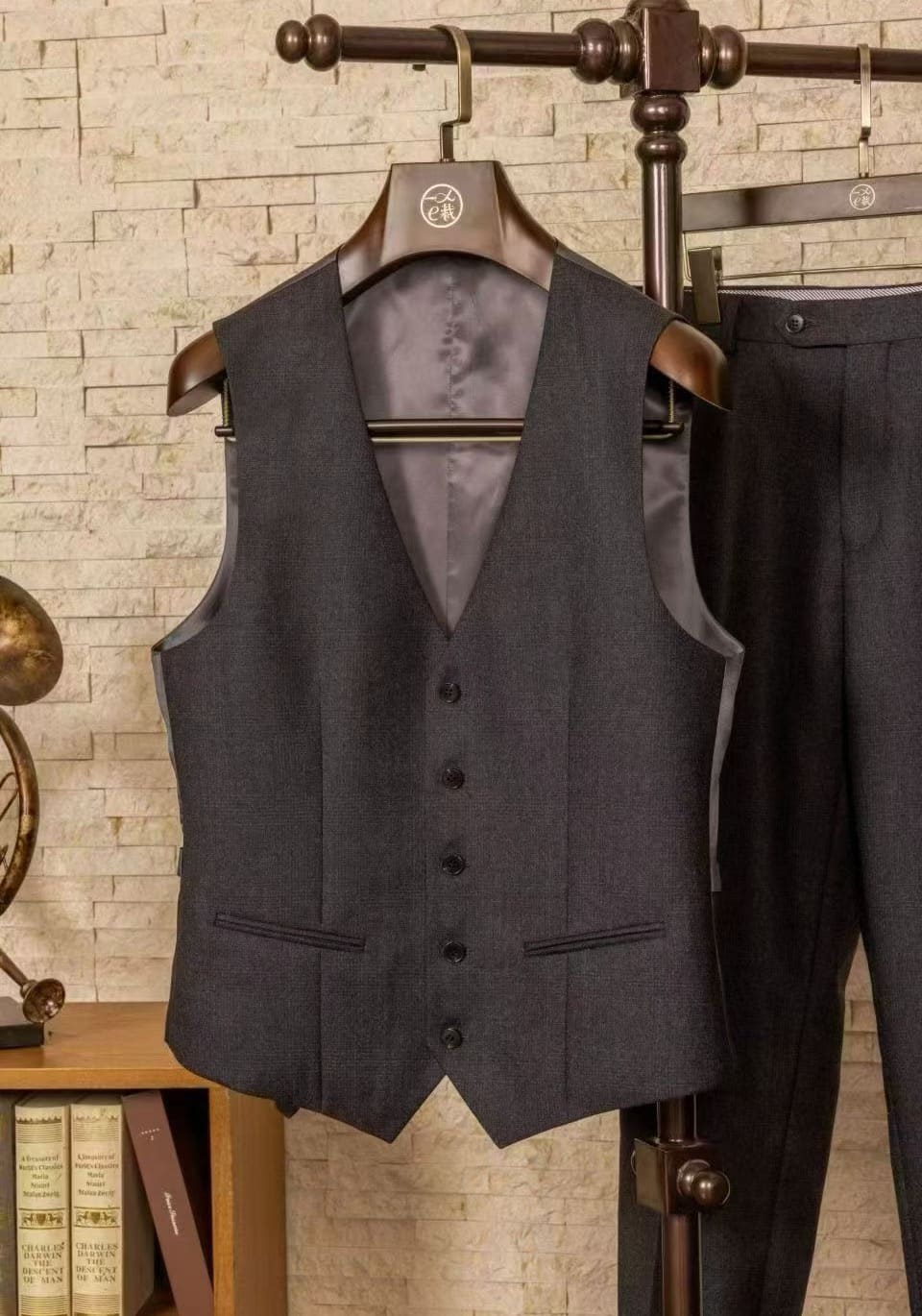 Anthrazitbraune Weste mit Knopfreihe und Paspeltaschen neben der passenden Hose